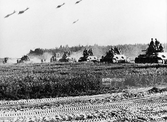 Biết trước kế hoạch của địch, Liên Xô đã huy động một lực lượng cực lớn chen chúc vào Kurk với tổng cộng 2 triệu quân, 26.500 pháo, cối các loại và 5000 xe tăng cùng pháo tự hành. Nguồn ảnh: Gettyimg.