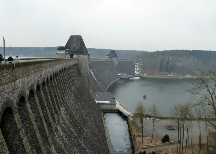 Ngày 19/4/1972, tại vùng biển Quảng Bình, Không quân Nhân dân Việt Nam đã sử dụng kỹ thuật ném bom lia thia trong Chiến tranh Thế giới thứ hai để tấn công một khu trục hạm và một tuần dương hạm của Mỹ. Các phi công MiG-17 của ta với sự hướng dẫn của Cuba đã làm chủ kỹ thuật này, đánh đắm một khu trục hạm Mỹ. Ảnh: Đập Mohne của Đức vẫn được giữ tới tận ngày nay làm nhân chứng lịch sử cho "tội ác chiến tranh" của người Anh. Nguồn ảnh: Pinterest.
