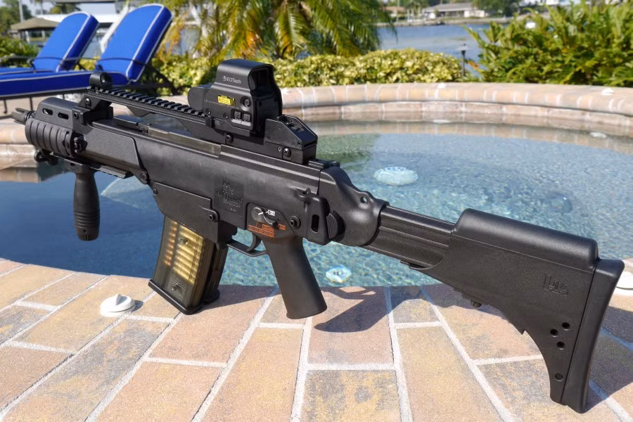 Theo thử nghiệm của quân đội Mỹ, nếu nòng súng của G36 nóng trên 86 độ F tương đương với 30 độ C, độ chính xác ở tầm bắn 500 mét của khẩu súng này sẽ giảm xuống bằng 0. Điều đó có nghĩa là trong điều kiện thời tiết nóng 40 độ ở Hà Nội hiện tại, G36 sẽ không còn độ chính xác vốn có của nó. Nguồn ảnh: Rifle.