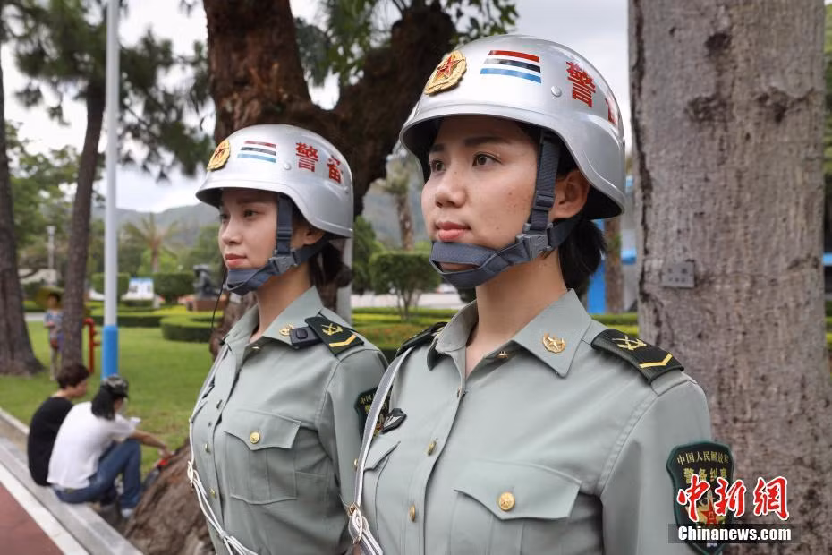 Nữ quân nhân của đội quân Nhạc giải phóng quân Trung Quốc tại cuộc triển lãm. Nguồn ảnh: Sina.