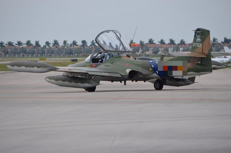 Thậm chí, chiếc A-37B này còn được gắn tên gọi tổng đài để liên lạc với tổng đài mặt đất là "Dragon 921" - Rồng 921. Chứng tỏ rằng, chiếc A-37B này vẫn liên tục cất cánh kể từ khi nó được khôi phục lại tới nay. Sau gần nửa thế kỷ kể từ khi ra đời, cuối cùng chiếc A-37B số hiệu 68-7921 đã trở về Mỹ - nơi mà nó đã được ra đời. Nguồn ảnh: Infonet.