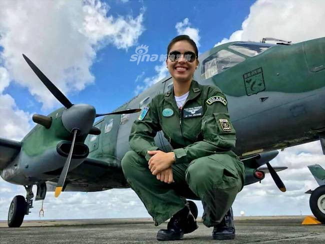 Brazil cũng là quốc gia đầu tiên ở Mỹ Latinh cho phép nữ giới được học và thăng quân hàm lên sĩ quan. Tuy nhiên ở lực lượng Hải quân và Không quân, các nữ quân nhân chỉ phục vụ trong lực lượng dự bị chứ không được trực chiến. Nguồn ảnh: Sina.