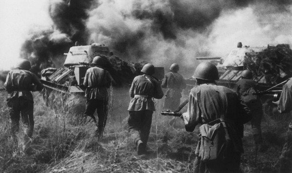 Với trang bị tốt, các xe tăng liên lạc hiệu quả, kèm theo đó là các loại tăng mới có giáp cực dày đóng vai trò mũi nhọn, quân đội Đức đã nghiền nát quân Liên Xô, Sư đoàn bộ binh 183 và Quân đoàn thiết giáp số 2 của Liên Xô thậm chí còn gần bị xoá sổ khi phải đối mặt với sức mạnh không quân không gì cản nổi của Đức. Nguồn ảnh: Warhistory.