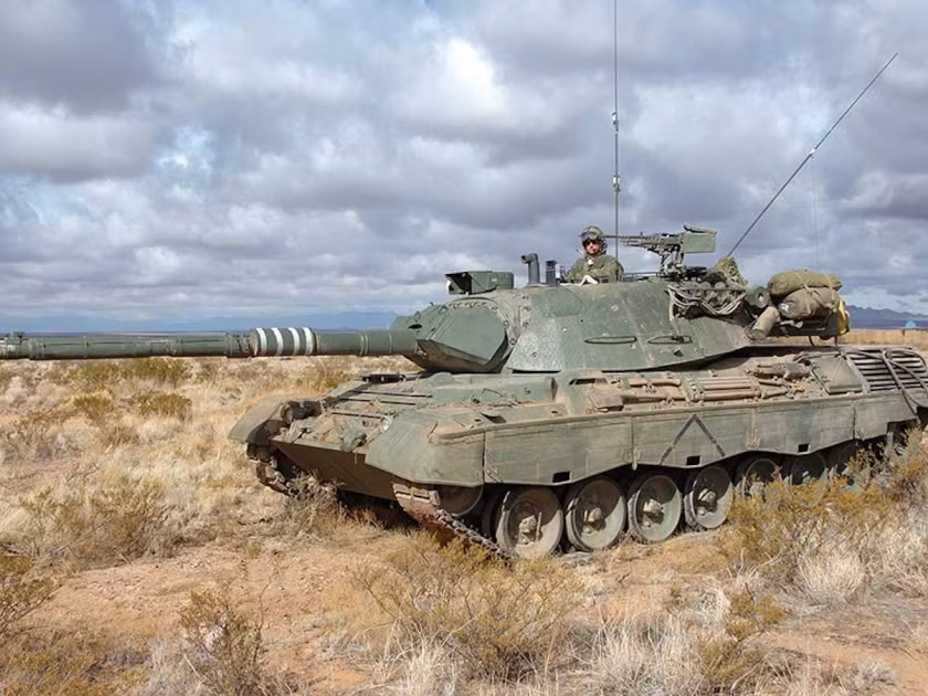 Bộ quốc phòng Canada đã rao bán 50 chiếc xe tăng Leopard 1C2 của nước này trong suốt cả năm qua nhưng mọi nỗ lực của họ đều không đạt kết quả. Cuối cùng, hôm 8/7 vừa rồi phía Canada cũng cho biết họ bỏ cuộc, ngừng tìm khách hàng cho món hàng quá "đát" này. Nguồn ảnh: Hirex.