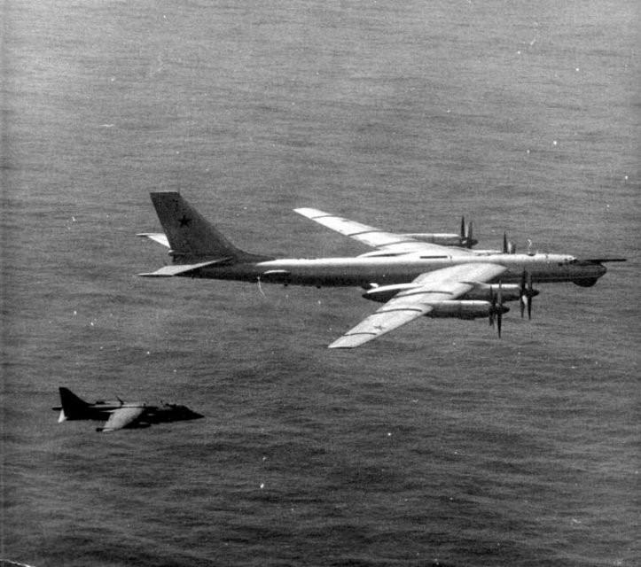 Ra đời từ năm 1952 và được sản xuất hàng loạt từ năm 1956, máy bay ném bom Tupolev Tu-95 của Liên Xô mới chính là loại máy bay ném bom tạo nên "thương hiệu" của nước này khi nó được dự kiến sẽ phục vụ Không quân Nga tới tận năm... 2040 tới đây. Nguồn ảnh: WarHistory.