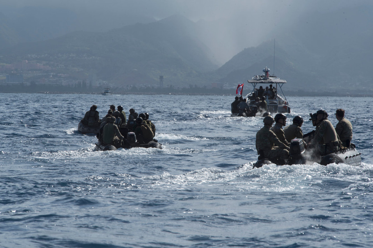 Đặc nhiệm Hải quân của các nước tham gia tập trận đổ bộ tàu ngầm tiến vào Hawaii. Nguồn ảnh: USnavy.