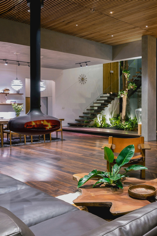 Giữa không gian phòng khách là một lò sưởi thép thả từ trần của Gyrofocus, một giải pháp sưởi cho mùa đông lạnh của miền Bắc Việt Nam nhưng cũng là một biểu tượng về phong cách Bắc Âu tại ngôi nhà này. Giữa không gian phòng khách là một lò sưởi thép thả từ trần của Gyrofocus, một giải pháp sưởi cho mùa đông lạnh của miền Bắc Việt Nam nhưng cũng là một biểu tượng về phong cách Bắc Âu tại ngôi nhà này.