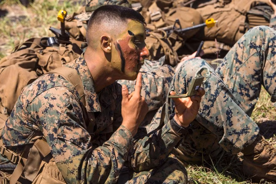 Thuỷ quân Lục chiến - tất nhiên sẽ chuyên về lối đánh đổ bộ từ biển hoặc từ sông lên bờ. Trong khi đó lối đánh của Lục quân lại đa dạng hơn, có từng đơn vị đáp ứng được từng dạng địa hình khác nhau như sơn cước đánh núi, lính dù, bộ binh cơ giới, lính đánh tuyết,... Nguồn ảnh: Specials.