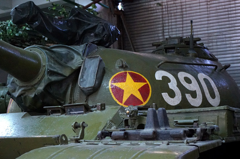 Năm 1995, nữ phóng viên người Pháp bà Francoise Demulder đã công bố những tấm ảnh màu rõ nét nhất để chứng minh chiếc xe tăng 390 là chiếc xe tăng đầu tiên húc đổ cổng Dinh Độc Lập - thành trì cuối cùng của chính quyền Sài Gòn trong cuộc chiến tranh thống nhất đất nước kéo dài hơn 20 năm của dân tộc. Nguồn ảnh: Infonet.