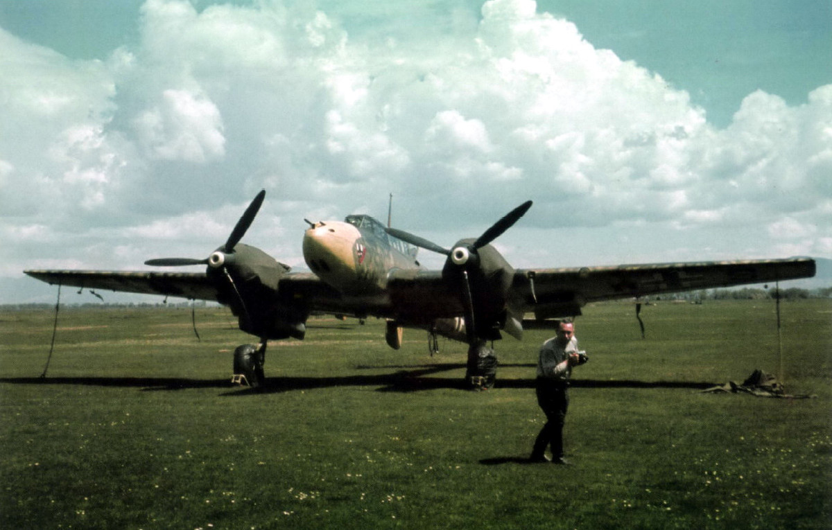 Thế nhưng nhược điểm chết người của Bf 110 chỉ bắt đầu xuất hiện từ khi nó tham gia trận không chiến lớn nhất lịch sử nhân loại diễn ra trên bầu trời nước Anh. Khi này, đối diện với Bf 110 không chỉ là hoả lực phòng không của Anh mà còn là những tiêm kích hiện đại được điều khiển bởi những phi công đầy kinh nghiệm và trình độ cao của Anh và Mỹ. Nguồn ảnh: Pinterest.