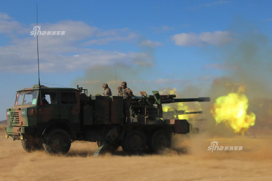 Điểm yếu lớn nhất của khẩu pháo này đó là nó chỉ có khả năng xoay trái - phải mỗi bên 35 độ tính từ góc 12h của xe. Điều này có nghĩa là trong trường hợp đổi hướng bắn sang góc đối diện, toàn bộ cả khẩu pháo tự hành sẽ phải... xoay đầu.