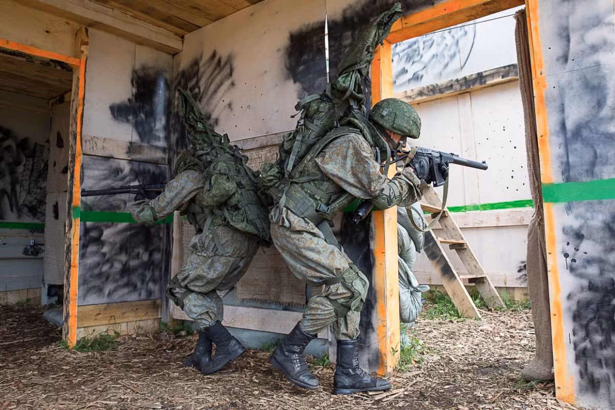 Trong môi trường đô thị, đối phương có thể chui ra từ bất cứ ngõ ngách nào, thậm chí chui ra từ tủ quần áo - đòi hỏi người lính phải cực kỳ tỉnh táo để đối phó và tránh rơi vào bẫy. Nguồn ảnh: Chelyabinsk.