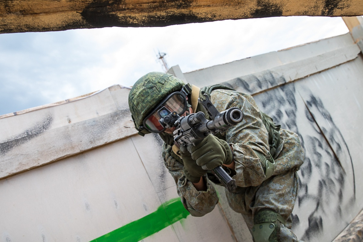 Binh lính Nga với súng trường tấn công AK-74M hiện đại bậc nhất của quân đội nước này hiện tại. Nguồn ảnh: Chelyabinsk.