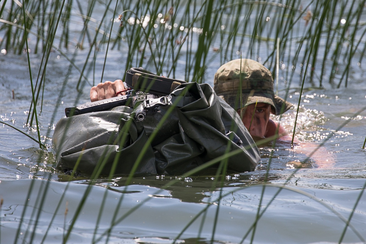 Sẵn sàng chiến đấu bất cứ lúc nào ngay cả khi đang vượt sông. Nguồn ảnh: Chelyabinsk.