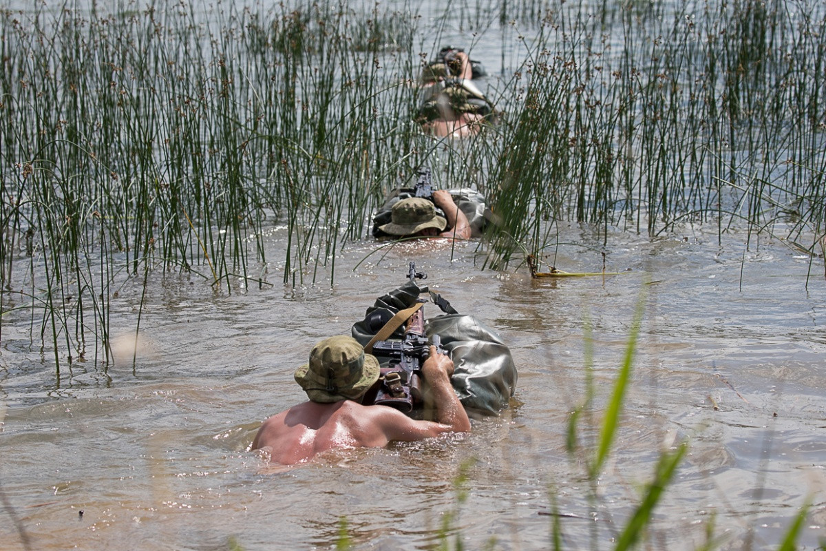 Bơi vượt sông với vũ khí trong trạng thái sẵn sàng chiến đấu còn đồ đạc được bọc kín không khác gì một cái phao. Nguồn ảnh: Chelyabinsk.