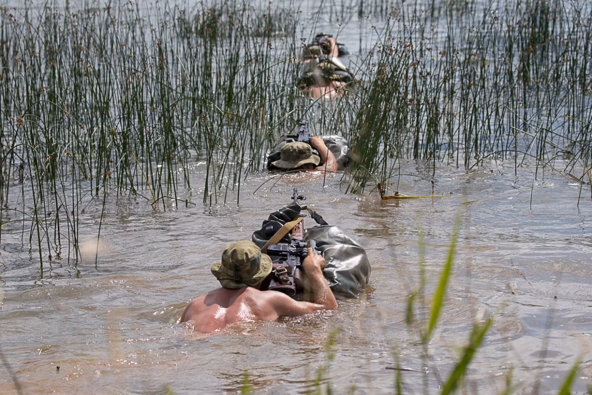 Bơi vượt sông với vũ khí trong trạng thái sẵn sàng chiến đấu còn đồ đạc được bọc kín không khác gì một cái phao. Nguồn ảnh: Chelyabinsk.