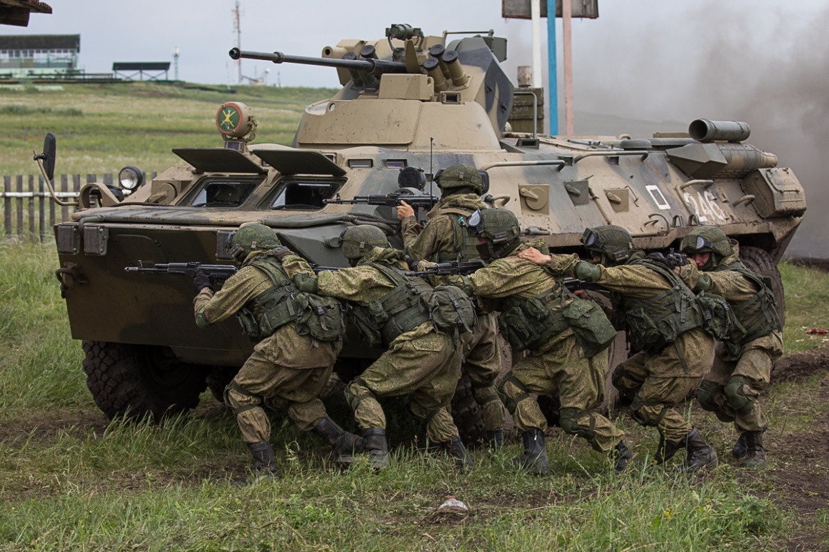 Quân Nga với trang bị tận răng vượt trội hoàn toàn so với lực lượng khủng bố được trang bị chỉ với súng trường tấn công. Nguồn ảnh: Chelyabinsk.