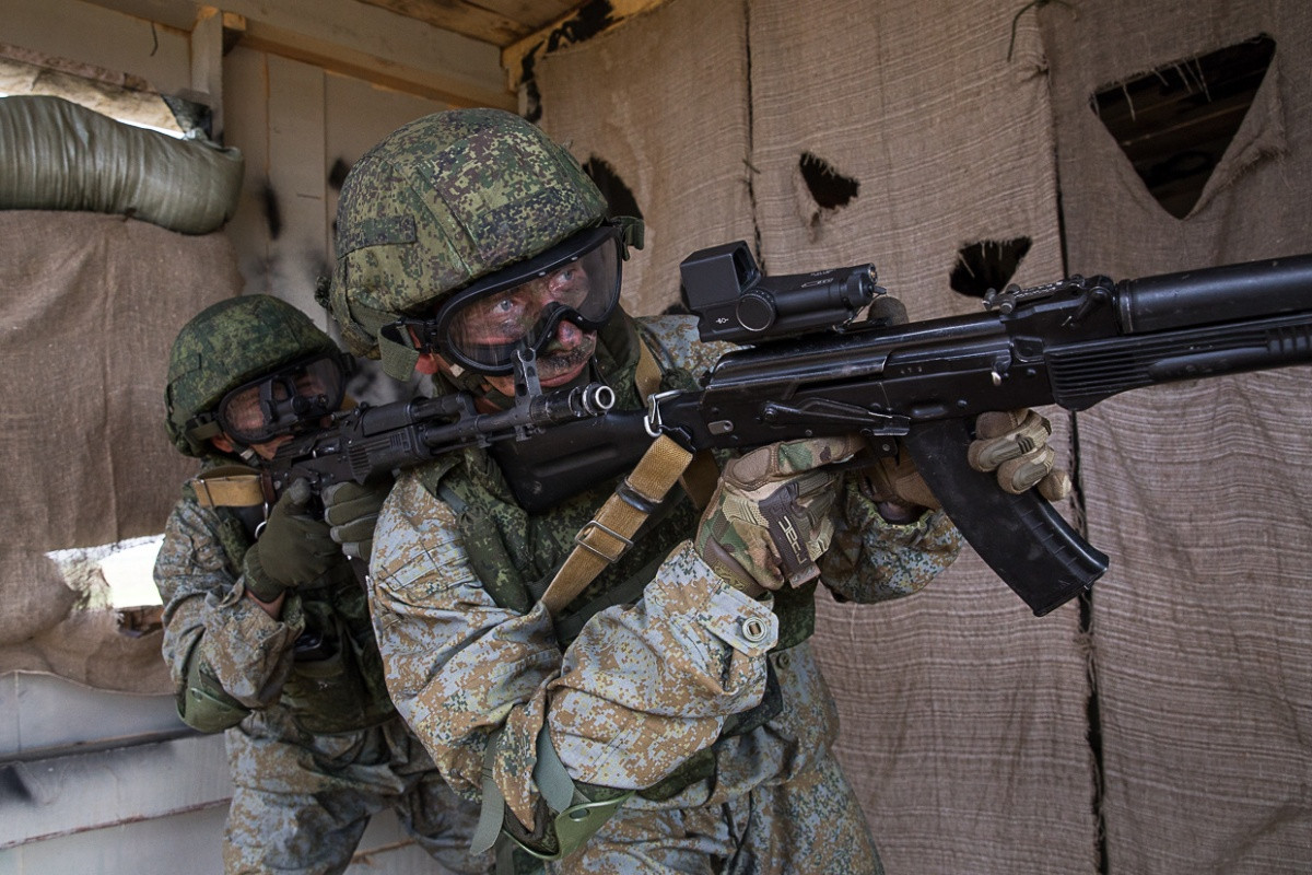 Đội hình tác chiến của binh lính Nga trong môi trường đô thị với khả năng bọc lót cho nhau rất cao. Nguồn ảnh: Chelyabinsk.