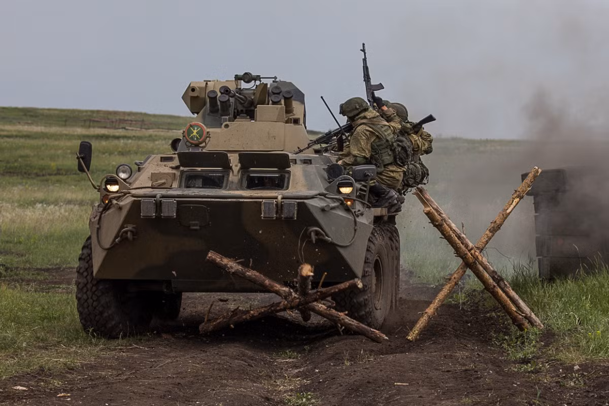 Các loại thiết giáp được sử dụng để giúp binh lính vượt vật cản và sẽ trở thành bia đỡ đạn di động cho binh lính Nga khi giao tranh. Nguồn ảnh: Chelyabinsk.