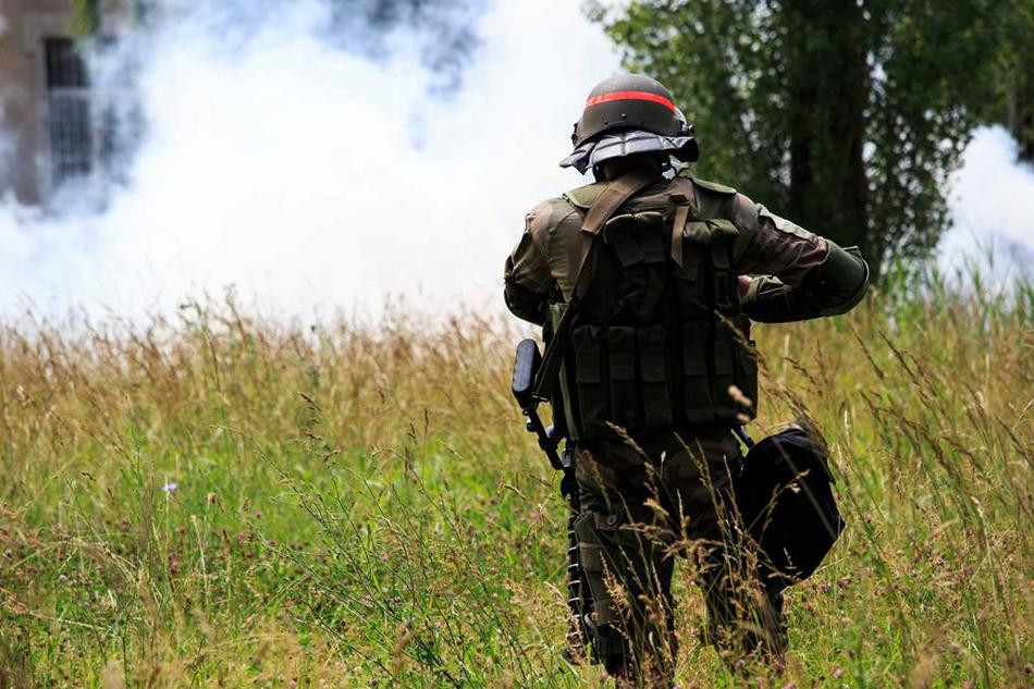  Lực lượng chống bạo động của Quân đội Pháp cũng được trang bị súng bắn đạn cao su hoặc bắn lựu đạn hơi cay. Đây là những loại vũ khí không sát thương thường được sử dụng để giải tán đám đông. Nguồn ảnh: Sina.