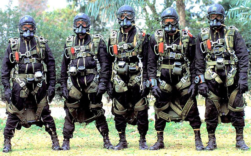 Pakistan cũng có một lực lượng đặc nhiệm viết tắt là SSG. Các thành viên của lực lượng đặc nhiệm này nổi tiếng với khả năng "mang vác" khi họ phải chạy 50 km trong 12 tiếng với khoảng 60 kg trang bị hoặc chạy 8km trong thời gian 20 phút cũng với ngần đó quân trang. Theo thống kê, chỉ 5% số lính được huấn luyện có thể gia nhập SSG. Nguồn ảnh: Wearethemighty.