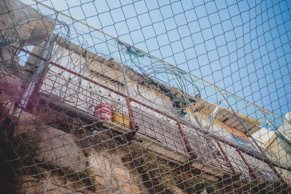 Người Israel sống trên những tầng cao trong khi người Palestine buôn bán ở bên dưới. Việc va chạm và to tiếng với nhau diễn ra thường xuyên như cơm bữa, đặc biệt là khi người Israel vứt rác xuống đầu người Palestine. Nguồn ảnh: BI.