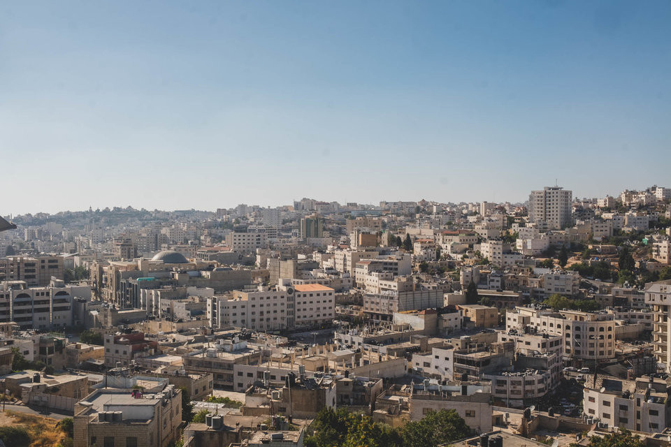 Thành phố này có các tôn giáo bao gồm Do Thái, Thiên Chúa Giáo. Người Ả Rập cùng người Do Thái sống cùng nhau tại thành phố này từ đầu thế kỷ 20. Lần bạo động đầu tiên giữa người Do Thái và người Ả Rập diễn ra ở thành phố này được ghi nhận lại là từ năm 1929 làm 67 người Do Thái thiệt mạng. Nguồn ảnh: BI.