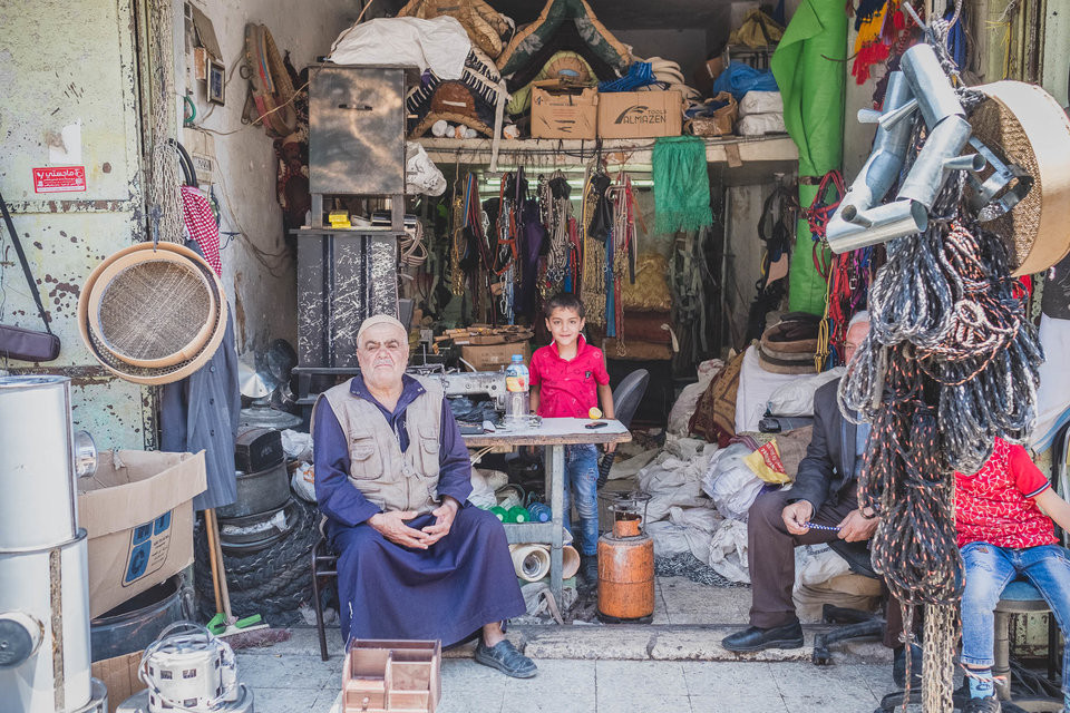 Đây là một thành phố có rất nhiều cửa hàng buôn bán sầm uát. Năm 1994, quân đội thậm chí đã đóng cửa bớt 500 cửa hàng trong khu phố cổ, tuy nhiên số lượng cửa hàng trong thành phố lại tăng lên 1.100 cửa hàng chỉ trong một năm sau đó. Nguồn ảnh: BI.