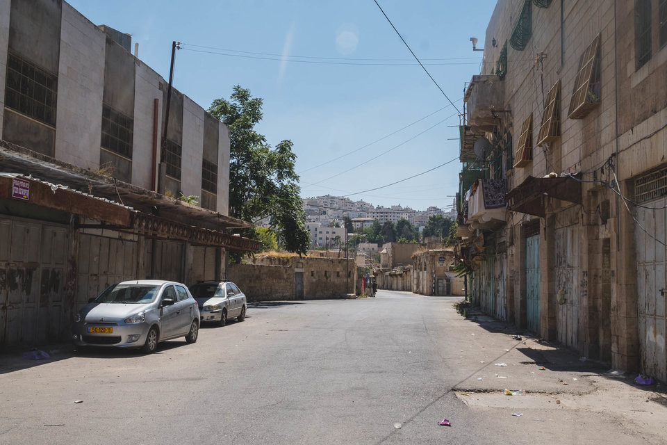 Đường phố ở khu H2 nằm dưới quyền kiểm soát của người Israel khá vắng vẻ. Nguồn ảnh: BI.