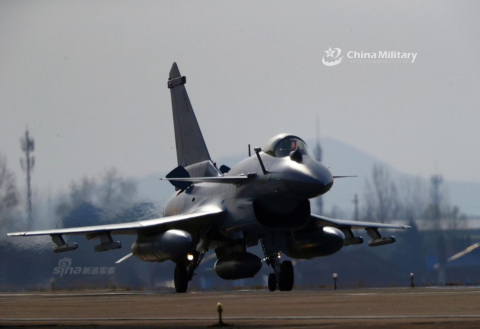 Xét về một số đặc điểm, chiến đấu cơ J-10 thậm chí còn vượt trội hơn cả F-16 của Mỹ khi nó được trang bị buồng lái kính hoàn toàn, cho phép phi công quan sát tốt 360 độ xung quanh máy bay. Kèm theo đó là kiểu thiết kế cánh tam giác và họng hút khí đặt dưới bụng, cho phép nó có khả năng cơ động trên không tốt hơn F-16. Nguồn ảnh: Chinamilitary.