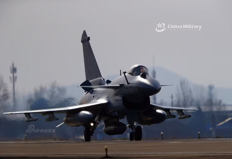 Xét về một số đặc điểm, chiến đấu cơ J-10 thậm chí còn vượt trội hơn cả F-16 của Mỹ khi nó được trang bị buồng lái kính hoàn toàn, cho phép phi công quan sát tốt 360 độ xung quanh máy bay. Kèm theo đó là kiểu thiết kế cánh tam giác và họng hút khí đặt dưới bụng, cho phép nó có khả năng cơ động trên không tốt hơn F-16. Nguồn ảnh: Chinamilitary.