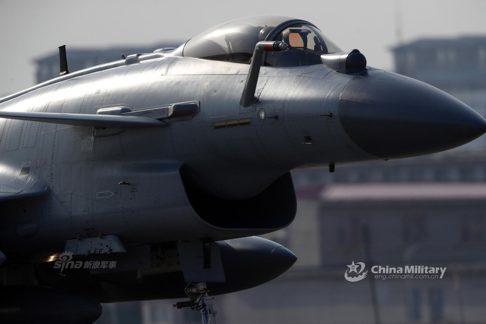 Ba biến thể phổ biến nhất của J-10 bao gồm J-10 phiên bản đa nhiệm một ghế ngồi, J-10S phiên bản hai ghế ngồi, dùng để huấn luyện hoặc dùng làm cường kích và J-10B phiên bản cải tiến, có khả năng nhào lộn và cơ động cực kỳ đáng nể. Nguồn ảnh: Chinamilitary.