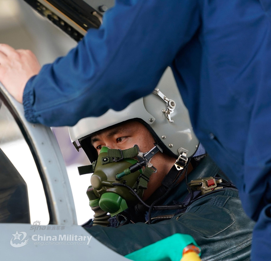 Trong khi J-11 vẫn chưa được sản xuất và phục vụ trong Không quân Trung Quốc với số lượng lớn còn J-7 dù có số lượng tới gần 800 chiếc nhưng lại là loại chiến đấu cơ quá cũ (bản MiG-21 của Trung Quốc) thì J-10 rõ ràng chính là những chiến đấu cơ xương sống của Không lực nước này, ít nhất là ở thời điểm hiện tại. Nguồn ảnh: Chinamilitary.