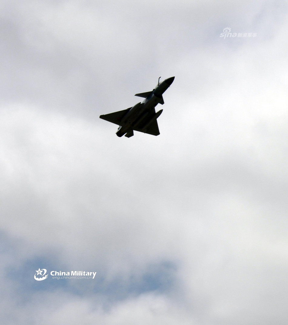 Giống với nhiều chiến đấu cơ khác của Trung Quốc, J-10 không được nội địa hoá hoàn toàn mà vẫn phải sử dụng động cơ AL-31FN do Nga sản xuất. Đây là loại máy bay một động cơ, một chỗ ngồi, có kiểu cánh tam giác giống với thiết kế của chiến đấu cơ Typhoon. Nguồn ảnh: Chinamilitary.