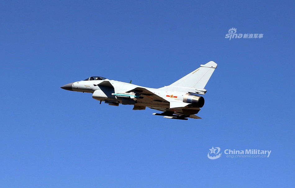 Hiện tại, Không quân Trung Quốc đang có chính xác 323 chiếc chiến đấu cơ loại này phục vụ trong biên chế. Là một máy bay chiến đấu đa năng, J-10 có thể vừa làm nhiệm vụ tiêm kích vừa làm nhiệm vụ của một máy bay tấn công mặt đất. Nguồn ảnh: Chinamilitary.