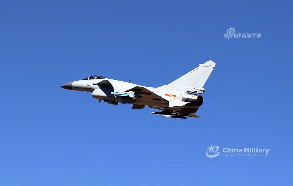 Hiện tại, Không quân Trung Quốc đang có chính xác 323 chiếc chiến đấu cơ loại này phục vụ trong biên chế. Là một máy bay chiến đấu đa năng, J-10 có thể vừa làm nhiệm vụ tiêm kích vừa làm nhiệm vụ của một máy bay tấn công mặt đất. Nguồn ảnh: Chinamilitary.