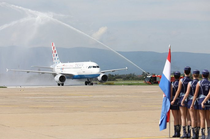 Vòi phun nước chào đón chuyên cơ Airbus 319 của Croatia Airlines.
