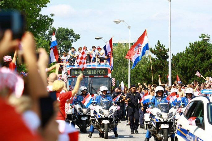 Xe chở đội tuyển Croatia được hộ tống bởi xe cảnh sát dẫn đường, lực lượng an ninh và cả một chiếc trực thăng.