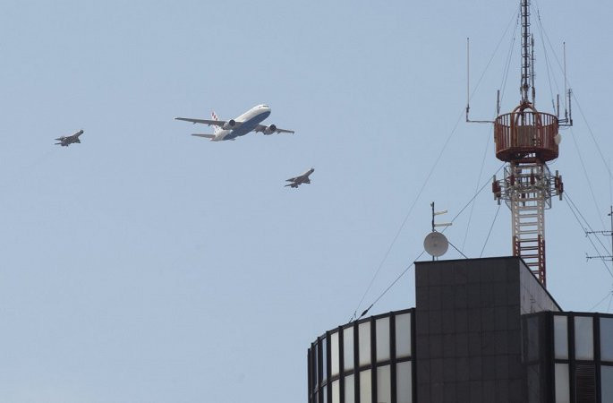 Trước khi hạ cánh xuống sân bay Franjo Tudjman, các máy bay đã bay một vòng tròn trên bầu trời thủ đô Zagreb.