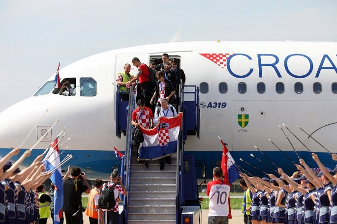 HLV trưởng Zlatko Dalic và cựu danh thủ Davor Suker, đồng thời cũng là Chủ tịch Liên đoàn bóng đá Croatia là những người bước xuống sân bay đầu tiên.