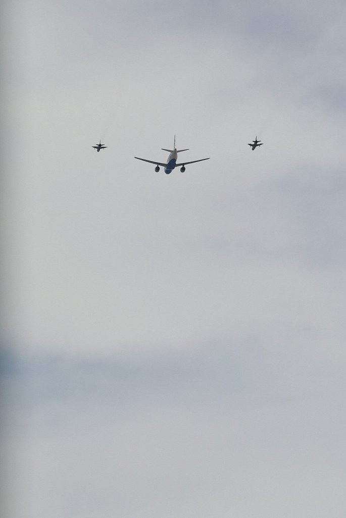 "Quân đội Croatia chiến thắng chào đón Vatrena (biệt danh của đội tuyển Croatia). Chào mừng các bạn trở về Croatia - đất nước của những người chiến thắng!" là thông điệp từ hai phản lực MIG-21.