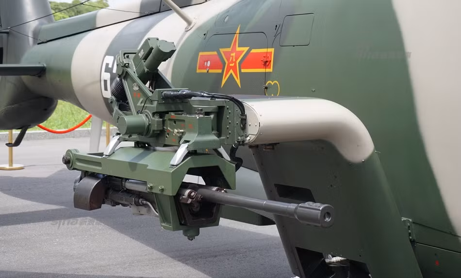 Cận cảnh dàn pháo 23mm trên trực thăng Z-9 của Không quân Trung Quốc. Nguồn ảnh: Sina.