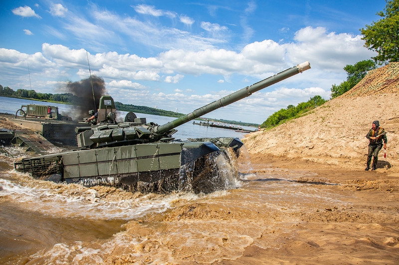 Xe tăng T-72 của quân đội Nga trong phần thi vượt sông với sự hỗ trợ phà cơ giới tự hành hạng nặng. Nguồn ảnh: Fotorepor.