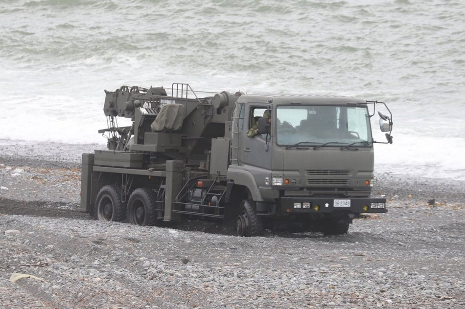Các loại tổ hợp vũ khí và phương tiện hỗ trợ được xây dựng dựa trên khung gầm của các loại xe tải dân sự thường rất vất vả mới có thể vượt được qua bãi biển này. Nguồn ảnh: Sina.