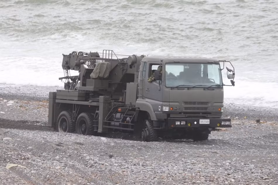 Các loại tổ hợp vũ khí và phương tiện hỗ trợ được xây dựng dựa trên khung gầm của các loại xe tải dân sự thường rất vất vả mới có thể vượt được qua bãi biển này. Nguồn ảnh: Sina.