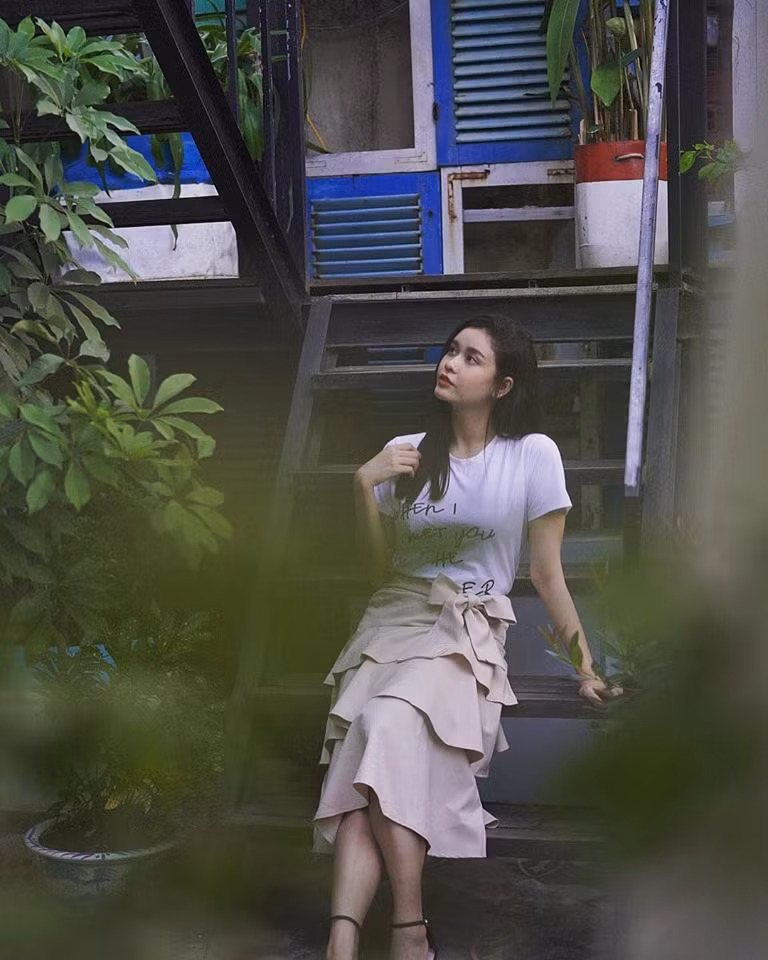 Chia sẻ hình ảnh này, Trương Quỳnh Anh viết: "Đừng lãng phí cuộc đời vào việc ghét bỏ người khác, hãy dành thời gian đó để yêu thương bản thân nhiều hơn. Khi bạn khoẻ, thế giới sẽ trở nên kì diệu".