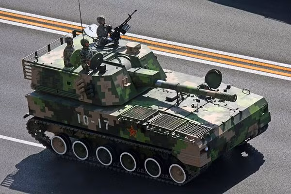 Cũng trong những năm 2000, Trung Quốc đã cho ra đời một số loại pháo tự hành khác nhằm tương cường sức mạnh và độ cơ động cho lực lượng pháo binh nước này như PCL-09 hay PLL-09 - hai loại pháo tự hành bánh lốp có độ cơ động cực cao. Nguồn ảnh: Sina.