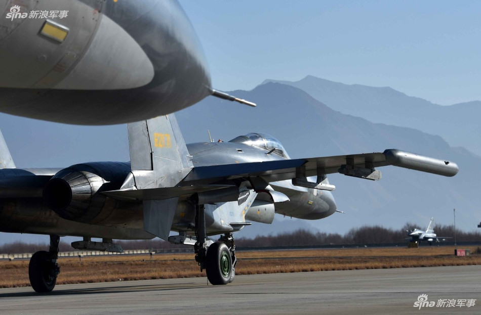 Các tiêm kích J-11 có thông số kỹ thuật gần như tương đồng với Su-27 thậm chí vượt trội hơn. Theo đó nó có phi hành đoàn 1 người, tốc độ tối đa đạt Mach 2,35 và có tầm bay tối đa lên tới 3500 km. Nguồn ảnh: Sina.