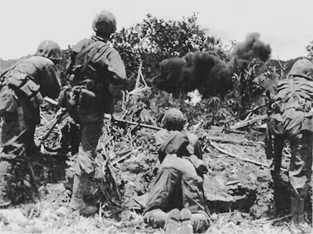 Trong suốt cuộc chiến trên đảo Saipan, hàng đêm khi trận chiến ngừng lại, Gabaldon lại đi lang thang trên khắp trận tuyến, thuyết phục những người lính Nhật rời vị trí và đầu hàng để tránh việc hai bên phải đổ máu vô ích. Nguồn ảnh: Archive.