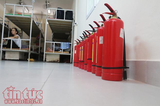 Nhà trọ cũng được trang bị dụng cụ chữa cháy theo quy định. Nhà trọ cũng được trang bị dụng cụ chữa cháy theo quy định.